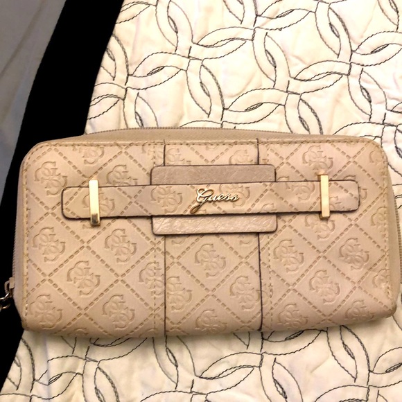 NWOT GUESS Wallet - Picture 1 of 8